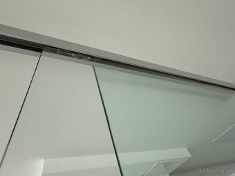 Skleněné panely +  posuvné dveře - 12