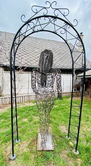 Prodám kovovou sochu ženy - 12