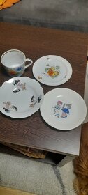 Starožitné dětské talířky a velký porcelánový hrnek - 12