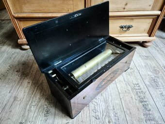 Krásný starožitný hrací stroj se zvonečky a bubínkem - 12