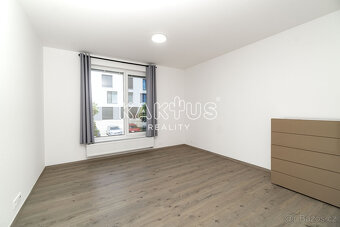 Pronájem bytu 4+kk (116m²) s předzahrádkou v novostavbě na u - 12