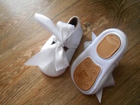 Nové, semišové capáčky s mašlí - 12