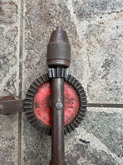 Starý samosvorný klíč - hasák a starou ruční vrtačku - 12