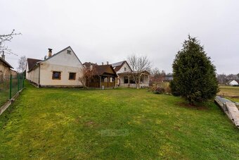 Prodej venkovského stavení s uzavřeným dvorem a rozlehlým po - 12