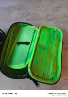 sešity,desky,kružítko.penály,sluchátka, - 12