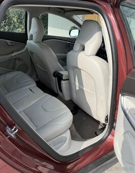 Volvo V40 Cross Country Momentum,132kW - 12