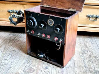 Staré rádio včetně sluchátek, Francie, rok 1923 - 12