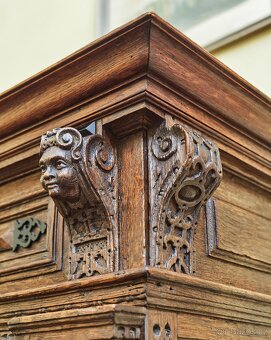 Vlámská renesanční skříň z dubu s bohatou řezbou - 12