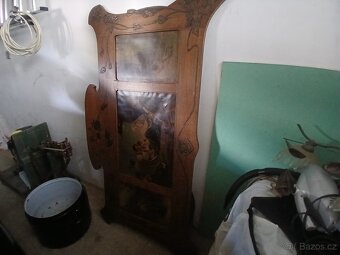 Staré rádia, šicí stroj, hodiny a celo postele - 12