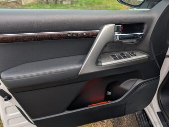 Toyota land Cruiser 200 4,5D V8 - 12