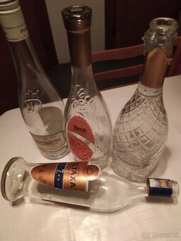 láhve 0,5l a 1lt s uzávěrem, plucky (placatky) 0,2l - 12