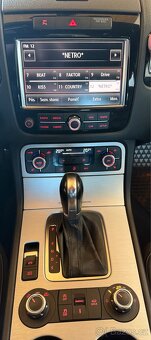 VW Touareg 3.0 V6 176kW 2011 rodinný - 12