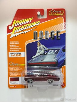 Modely 1:64 Johnny Lightning - 12