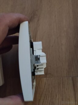 Vypínače, zásuvky, kryty vypinace - 12