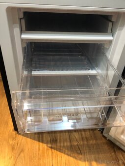 Malá lednice s mrazákem Siguro BF-c241y zánovní - 12