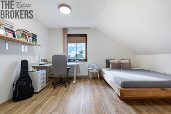 Prodej rodinného domu s novou fasádou, 6+kk, pozemek 956 m2, - 12