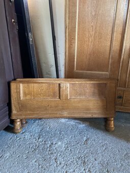 Šatní skříně, toaletka, noční stolek, 2x postel - 12