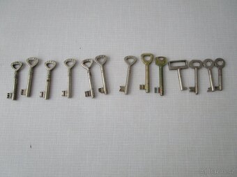 Skřipce, kroužky, korkové zátky, klíče - 12
