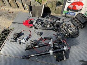 Suzuki Gsxr 750 k6 (2006) na náhradní díly po nehodě - 12