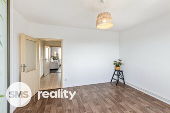 Prodej světlého bytu 3+kk, 59 m² s balkonem a parkováním, Pr - 12