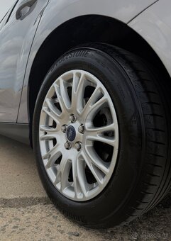 Ford Focus 1.6i - 12