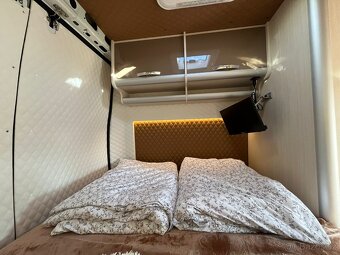 OBYTNÉ AUTO S NADSTANDARTNÍ VESTAVBOU. - 12