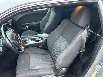 Dodge Challenger - 12