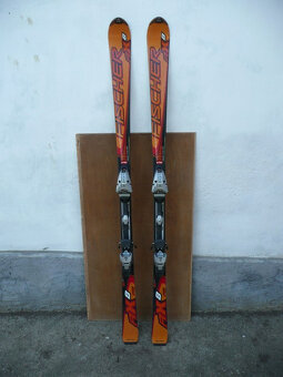 Tři páry značkových lyží - 12