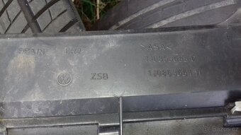 VW Volkswagen Golf 4 přední maska mezi světla - 12