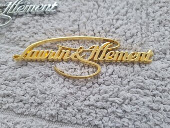 Nápis Laurin Klement , chrom, zlatý, červený, čierny - 12