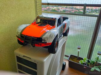 RC Traxxas Unlimited Desert Racer 1:8 TQi RTR s LED Fox - 12