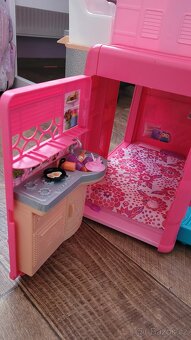 Velký Barbie karavan + panenky - 12