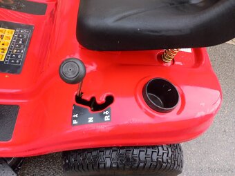 Prodám zahradní traktor MTD Racing - 12