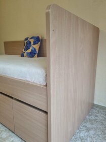 Kvalitní postel s úložným prostorem a nočním stolkem - 12