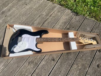 Fender Squier Stratocaster Pack LRL BK - 12