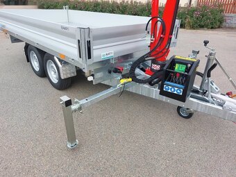 Třístranný sklápěč s rukou - 12