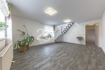 Prodej samostatné 1/3 rodinného domu se zahradou ve Zvířetic - 12