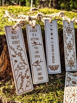 Dřevěná záložka do knihy s originálním designem V3 - 12