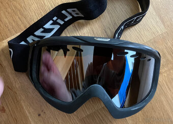 Lyže vázání lyžáky, hůlky, přilba, brýle, rukavice - 12