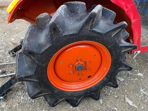 Traktor KUBOTA 4X4 + pluh - 12