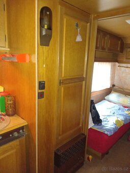 Karavan s dřevěnou přístavbou - 12