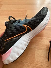Běžecké boty dámské Nike Renew Run růžové - 12