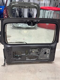 Suzuki Jimmy, zadní 5. (páté) dveře - 12