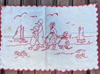 Staré vyšívané ubrusy, háčkované dečky a gobelínový přehoz - 12