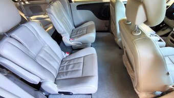 Chrysler Town & Country 3.6 V6 2012 Luxusní rodinný minivan - 12