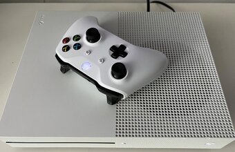 Xbox one S, 2× ovladač , nabíječka,  hry×3 - 12