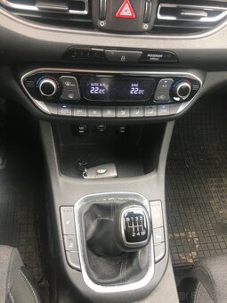 Hyundai I30 combi 1.5i facelift   KAMERA   POJÍZDNÉ - 12