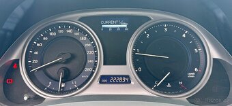 Lexus IS 220D - 12