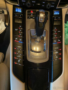 Porsche Panamera 4S V8 400PS - 12