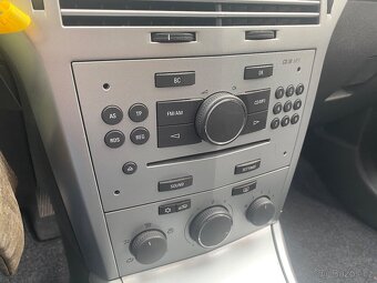 OPEL ASTRA 1,6 benzin  RV 2010 VELMI PĚKNÉ  - 12